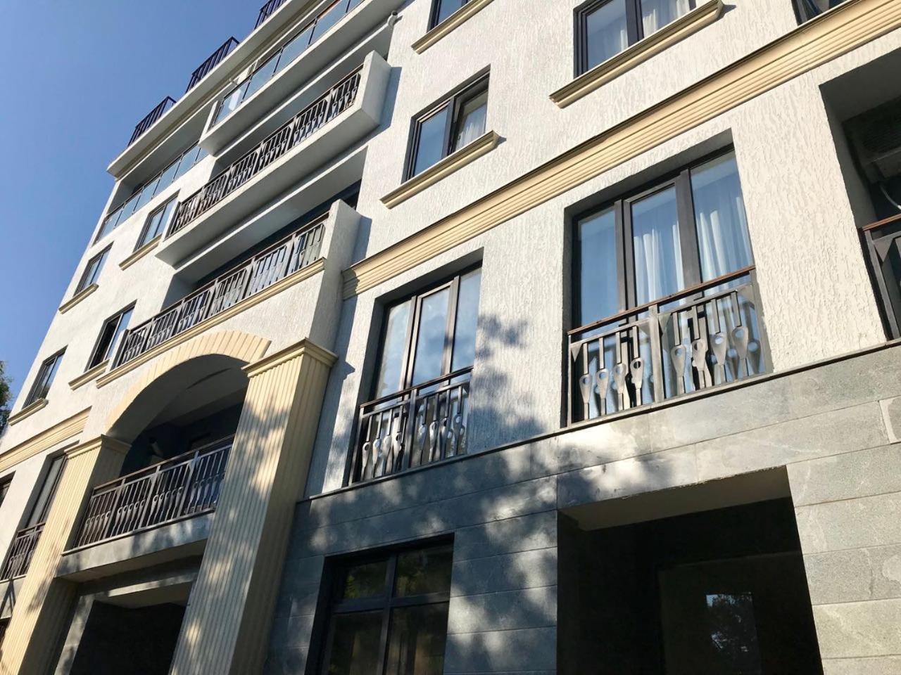 City Center Apartments By Happy Place Тбилиси Екстериор снимка